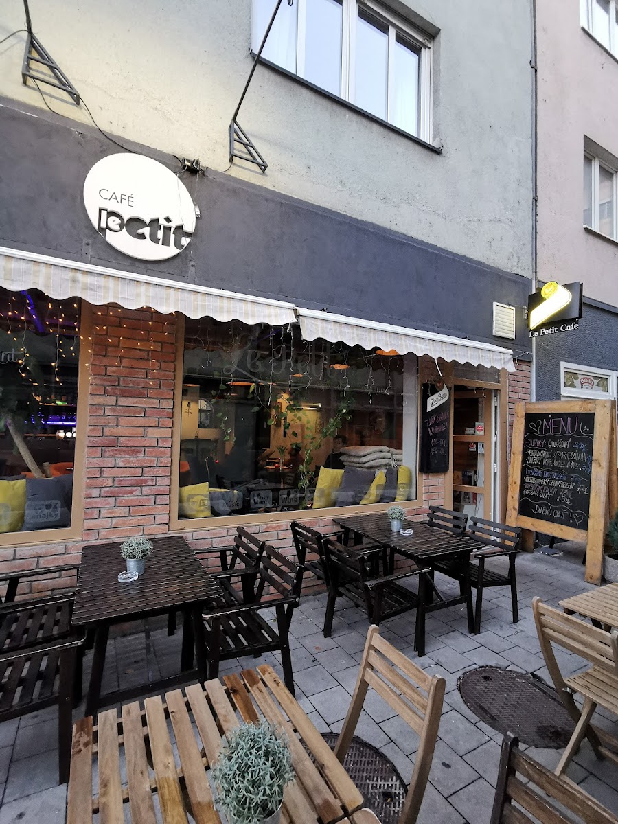 Le Petit Cafe & Restaurant
